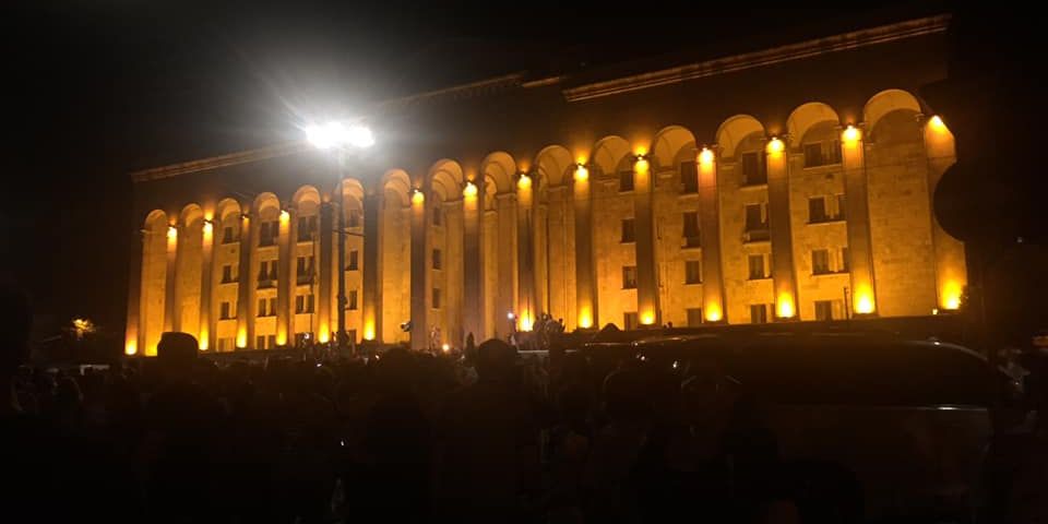 Ситуация на акции протеста в Тбилиси обострилась (Фото: ზურა მჭედლიშვილი/Facebook)