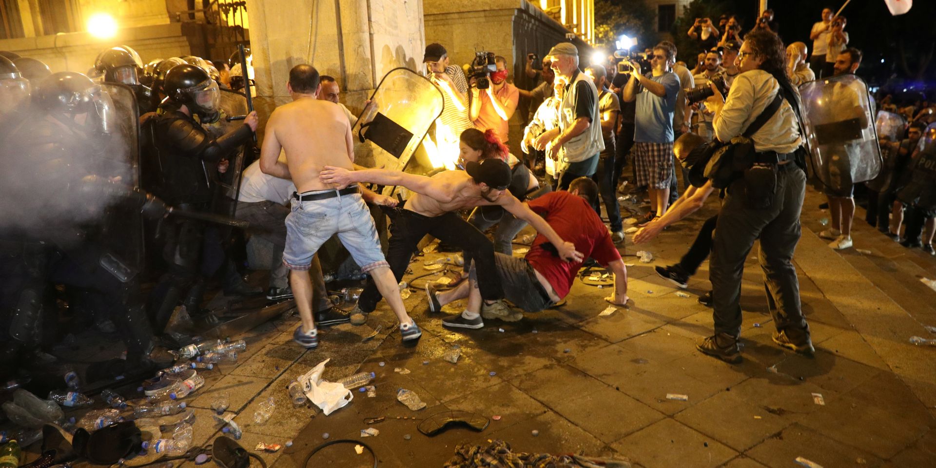 Серед постраждалих 14 демонстрантів і 38 працівників поліції (Фото: REUTERS / Irakli Gedenidze)