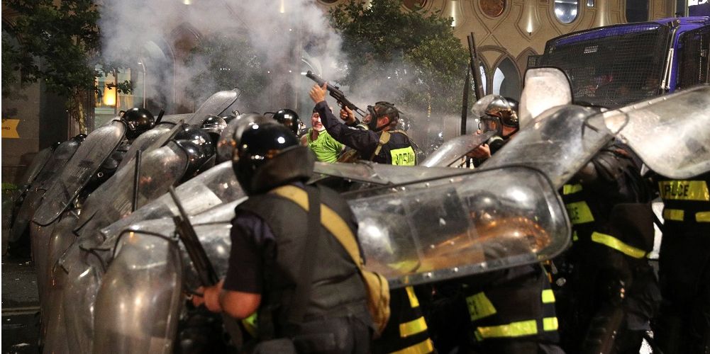 В результате протестов пострадали десятки человек (Фото: Irakli Gedenidze/Reuters)