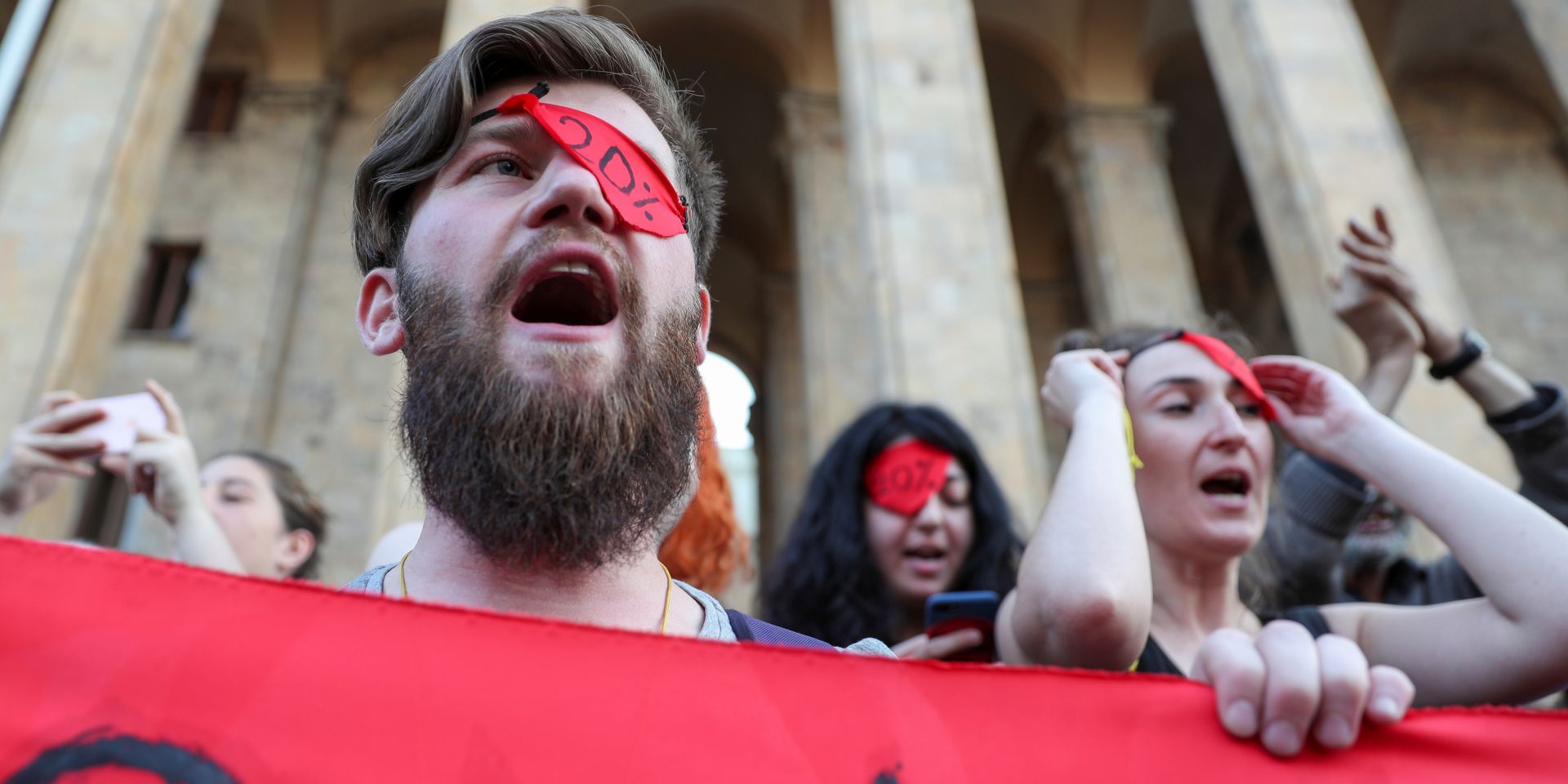 Перед будівлею парламенту в Тбілісі збираються протестувальники (Фото: REUTERS / Irakli)