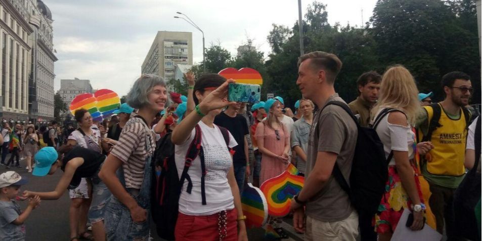Цель акции — поддержка равных прав для ЛГБТ-сообщества (Фото: Диана Ковалева / НВ)
