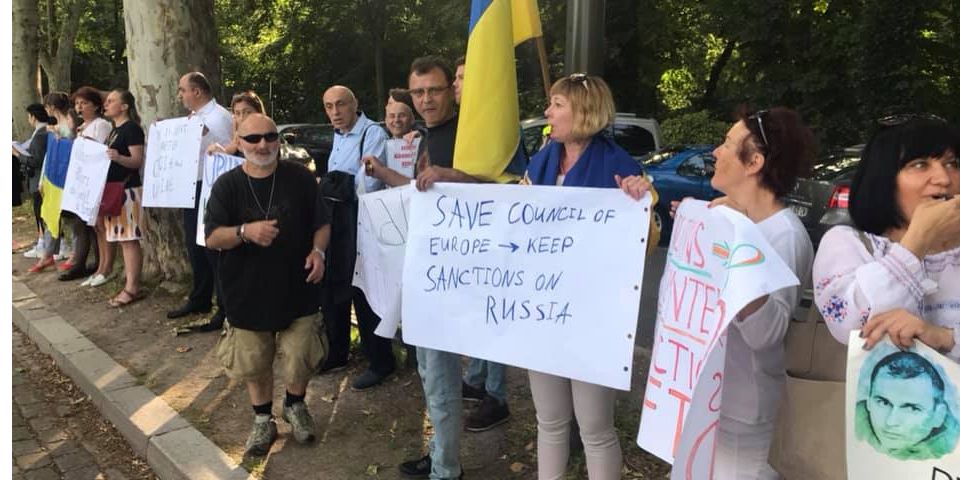 Участники акции протестуют против возвращения России в ПАСЕ (Фото: Николай Полозов/Facebook)