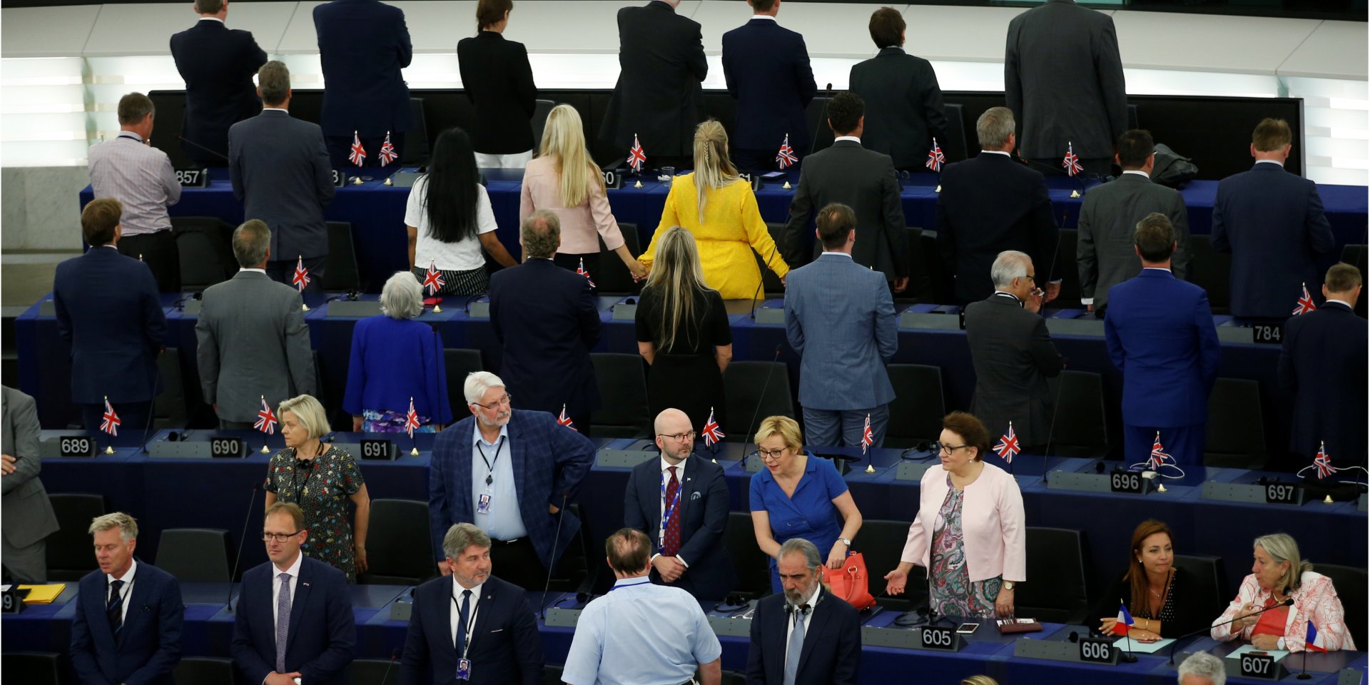 Депутаты партии Brexit во время выполнения Оды к радости (Фото: REUTERS / Vincent Kessler)
