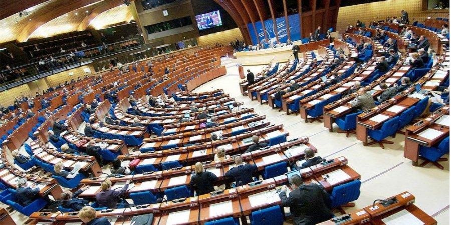 Глава британської делегації закликав Україну не залишати ПАРЄ (Фото: PACE_News / Twitter)