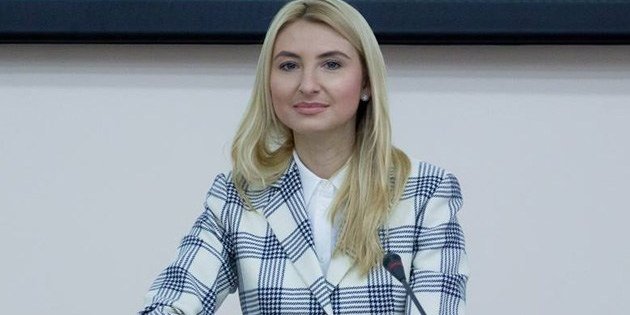 По словам Бернацкой, напротив фамилий кандидатов, которые снялись с выборов, будут проставлять штамп «выбыл» (Фото: minjust.gov.ua)