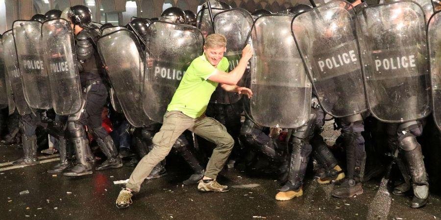 Протест у здания парламента в Тбилиси (Фото: REUTERS/Irakli Gedenidze)