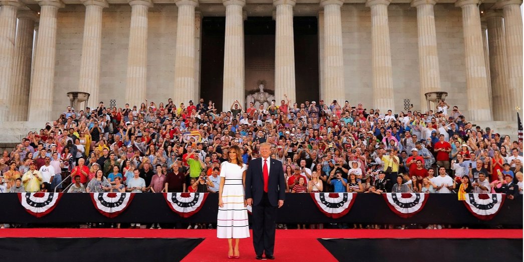 Дональд Трамп и его супруга Мелания на фоне мемориала Линкольна в Вашингтоне (Фото: REUTERS/Carlos Barria)