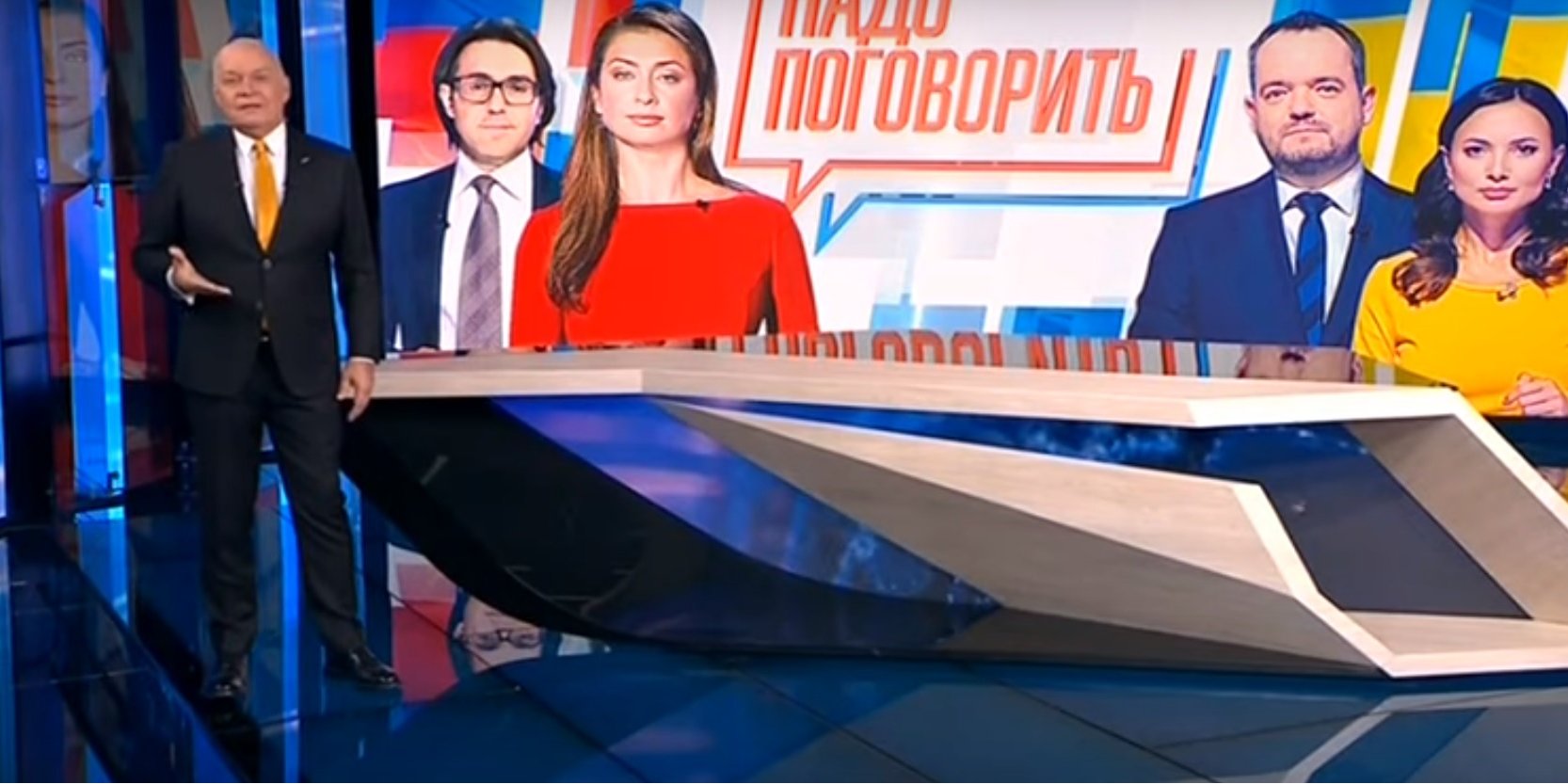 Российский пропагандист Дмитрий Киселев анонсирует телемост с Украиной (Фото: Скриншот программы Вести недели / Россия 1)