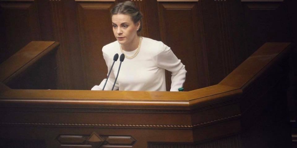 Сотник: Лишить мандата нардепа можно только если он прошел в Раду по списку и вышел из фракции (Фото: Олена Сотник via Facebook)