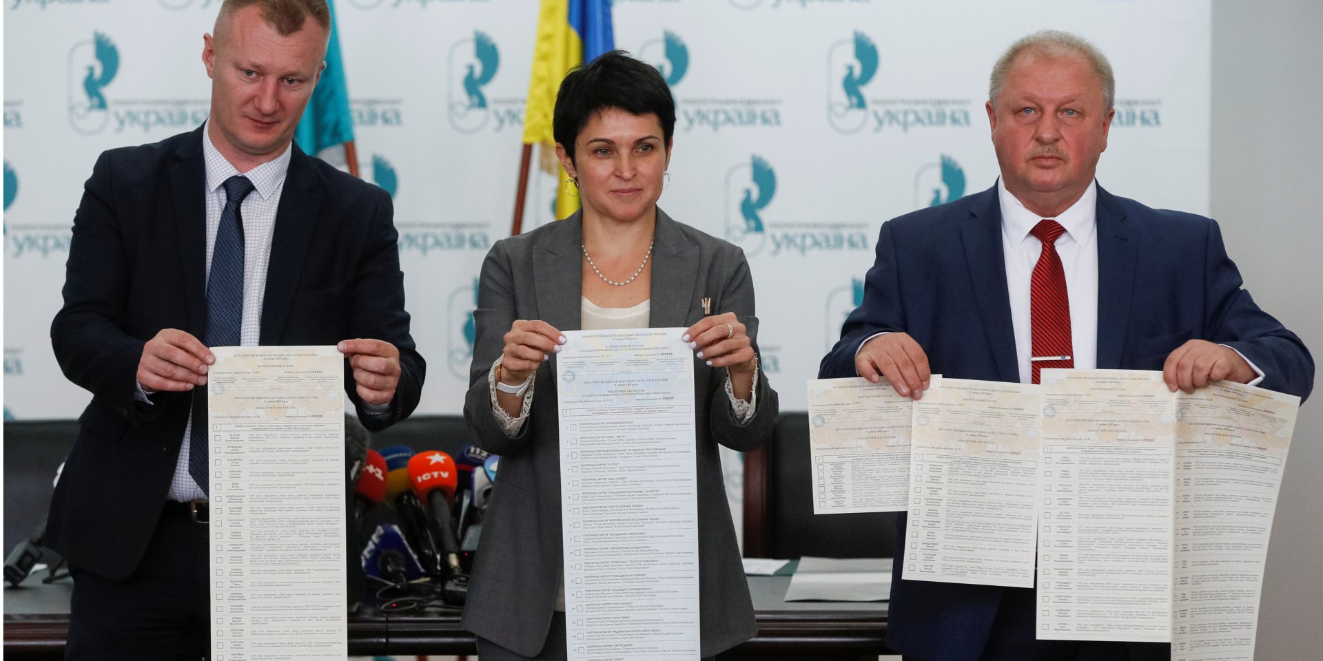 Глава ЦВК Тетяна Сліпачук (по центру) демонструє бюлетені, які 21 липня отримають виборці (Фото: REUTERS / Valentyn Ogirenko)