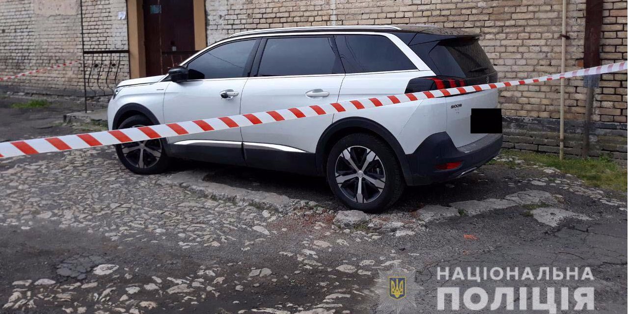 На ручке двери автомобиля нашли страйкбольную гранату (Фото: Пресс-служба МВД)
