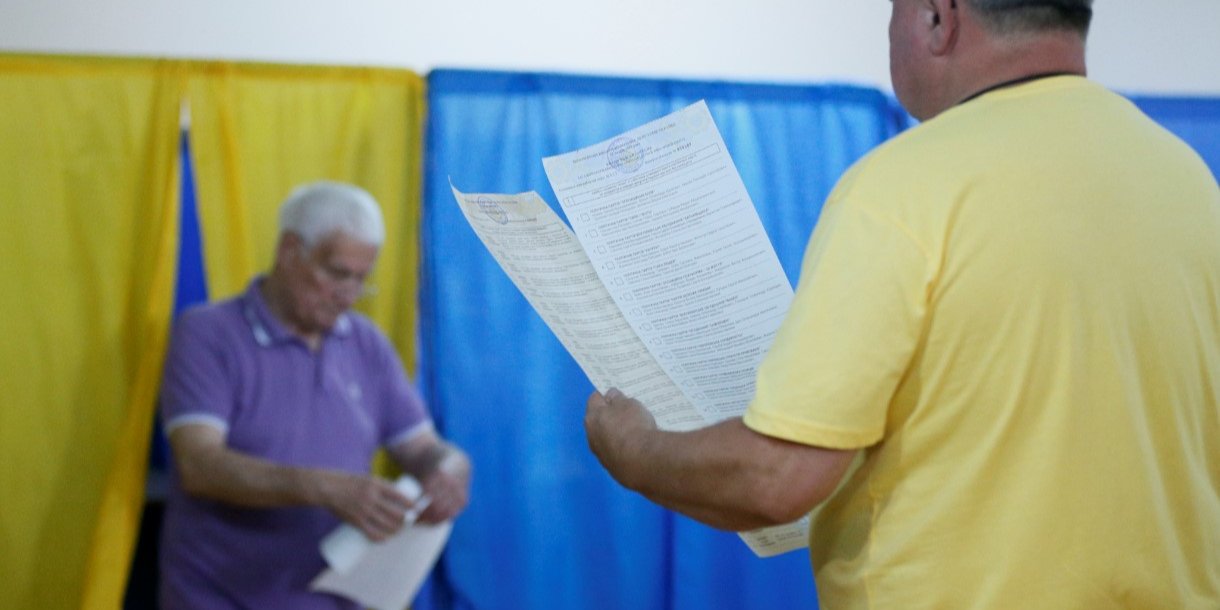 Виборчі дільниці працюватимуть з 8:00 до 20:00. (Фото: REUTERS/Valentyn Ogirenko)