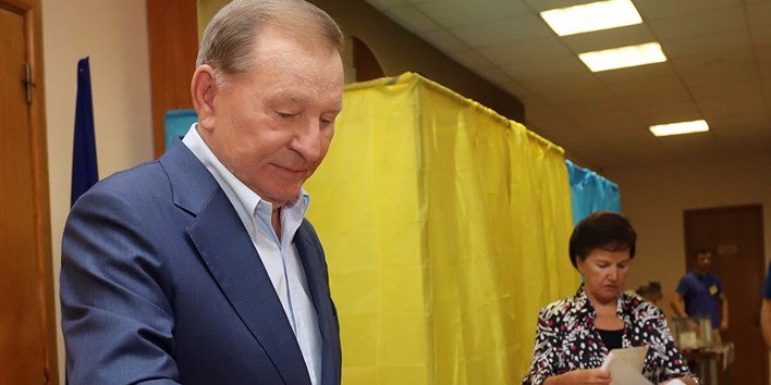 Леонид Кучма с женой проголосовали на выборах (Фото: Дарка Оліфер/Facebook)