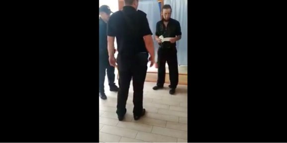 Мужчина устроил скандал на участке (Фото: Скриншот/ОПОРА Київ/У Києві на дільниці 800 146 виборець порвав бюлетень)