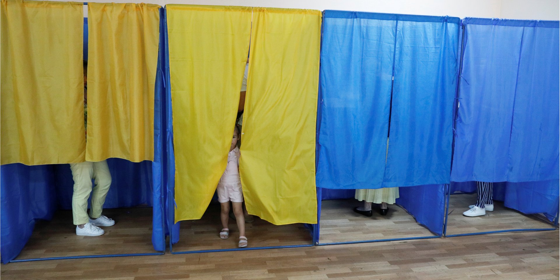 В Украине проходят парламентские выборы (Фото: REUTERS/Valentyn Ogirenko)