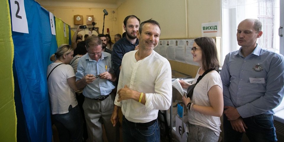 Святослав Вакарчук під час голосування на виборах в Раду (Фото: Голос)