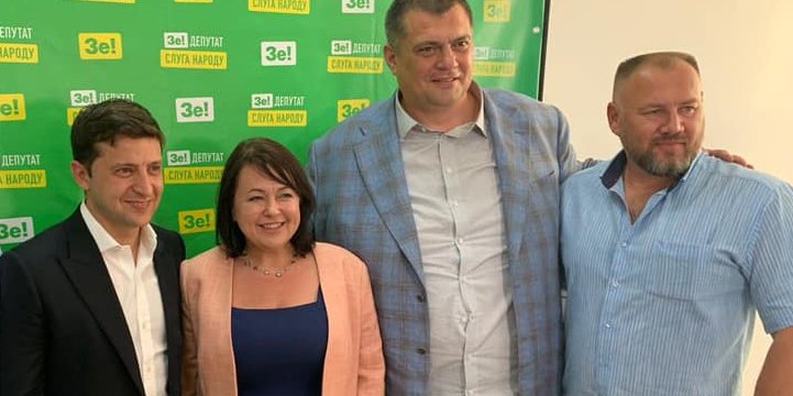 Владимир Зеленский с мажоритарщиками от Слуги народа в Кривом Роге. Все они победили (второй справа — «Юзик») (Фото: Слуга народа via Facebook)