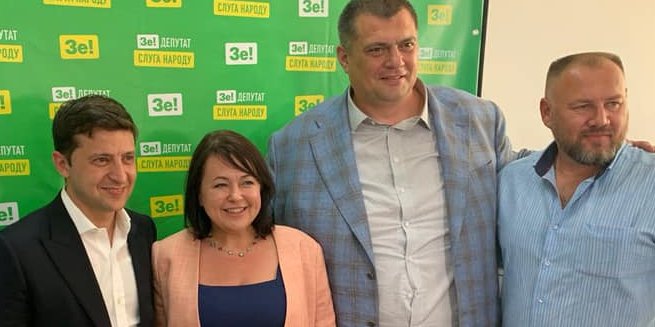 Володимир Зеленський з мажоритарниками від Слуги народу в Кривому Розі. Всі вони перемогли (другий праворуч — «Юзик») (Фото: Слуга народу via Facebook)