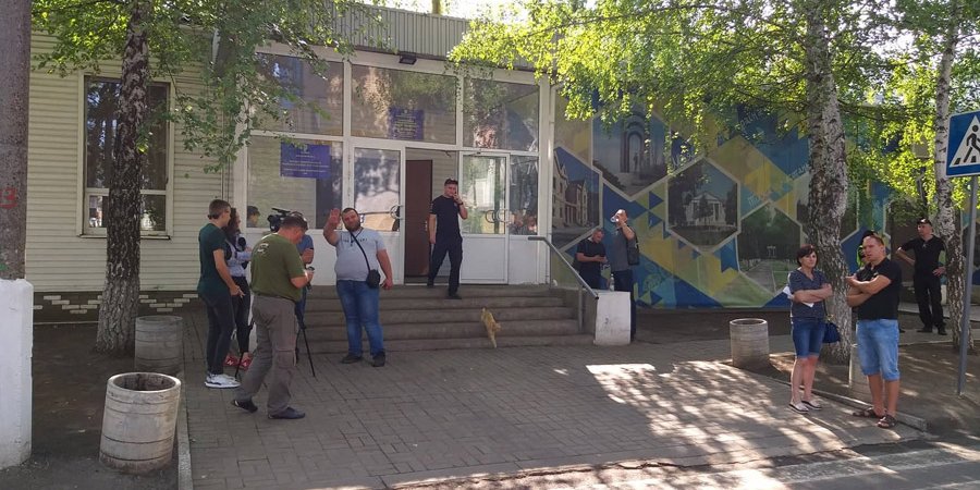 У здания продолжается протест местных жителей (Фото: ТК Орбита)