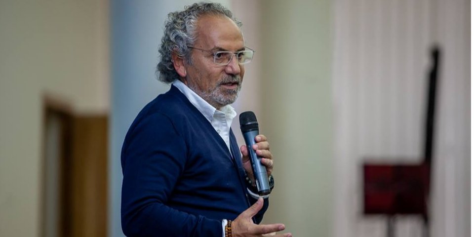 Новое шоу Савика Шустера будет выходить на телеканале Украина (Фото: Шустер LIVE via Facebook)