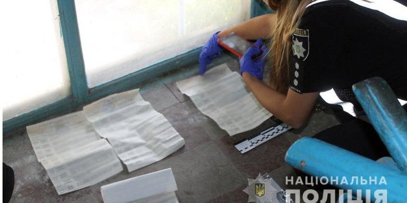 Бюллетени были обнаружены в подъезде многоэтажки (Фото: npu.gov.ua)