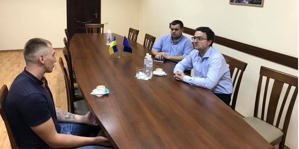 Представник президента зустрівся зі звільненим українцем (Фото: Anton Korynevych/Facebook)