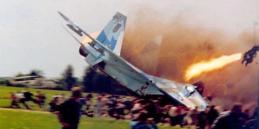 Винищувач Су-27 падає у натовп (Фото: Wikimedia)