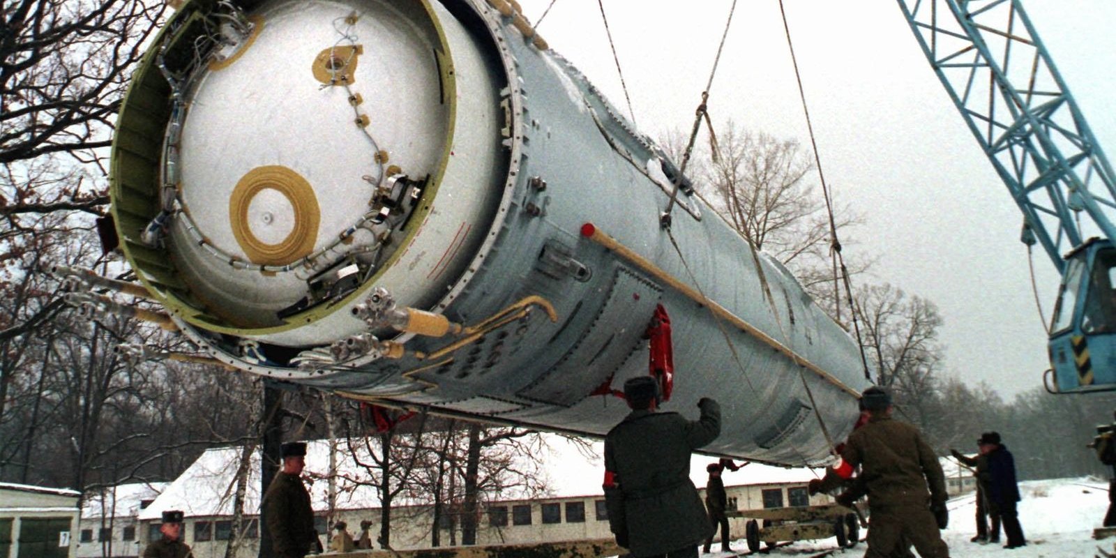 Подготовка баллистической ракеты СС-19 к демонтажу на базе у пгт Вакуленчук, Житомирская область (Фото: AP)