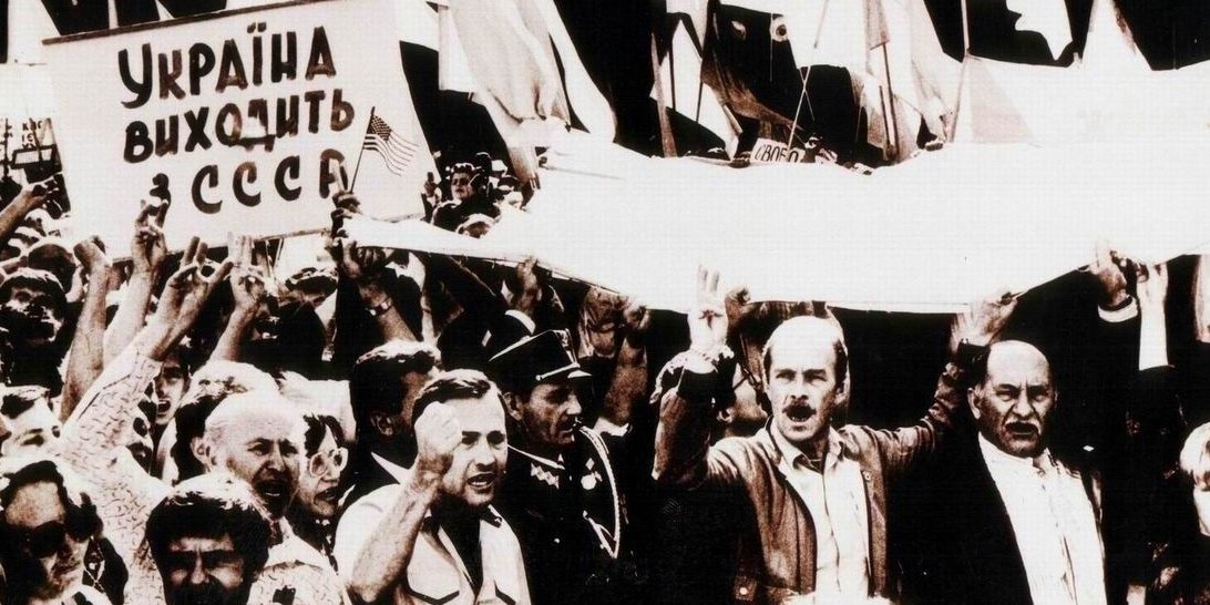 Мітинг біля будівлі Верховної Ради 24 серпня 1991 року (Фото: Центральний державний кінофотофоноархів України)