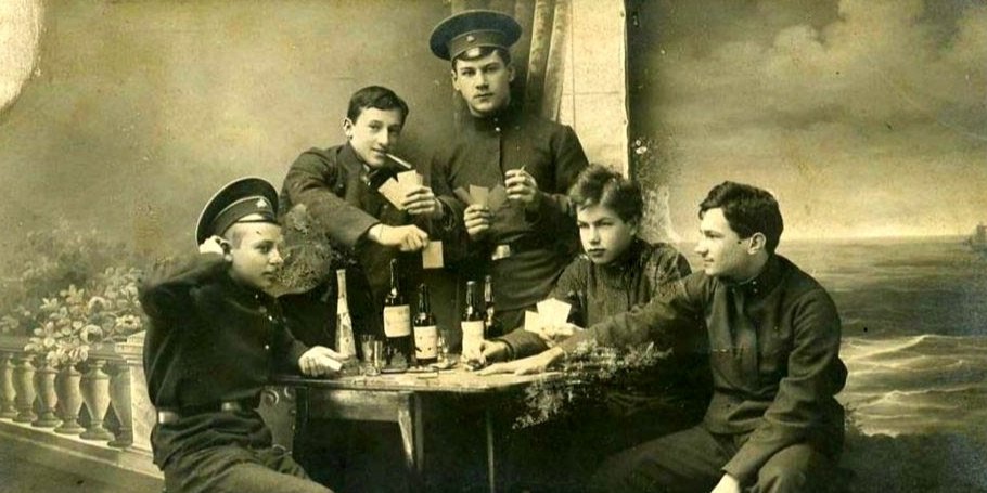 Русские гимназисты позируют в фотоателье с атрибутами взрослой жизни (Фото: DR)