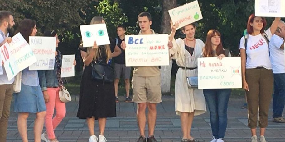Активисты призвали нардепов прекратить «кнопкодавство» (Фото: Чесно)