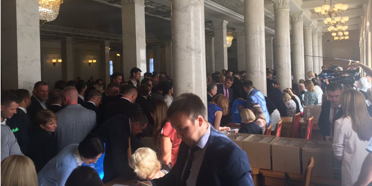 Нардепи підписують присягу і отримують посвідчення (Фото: Чесно)