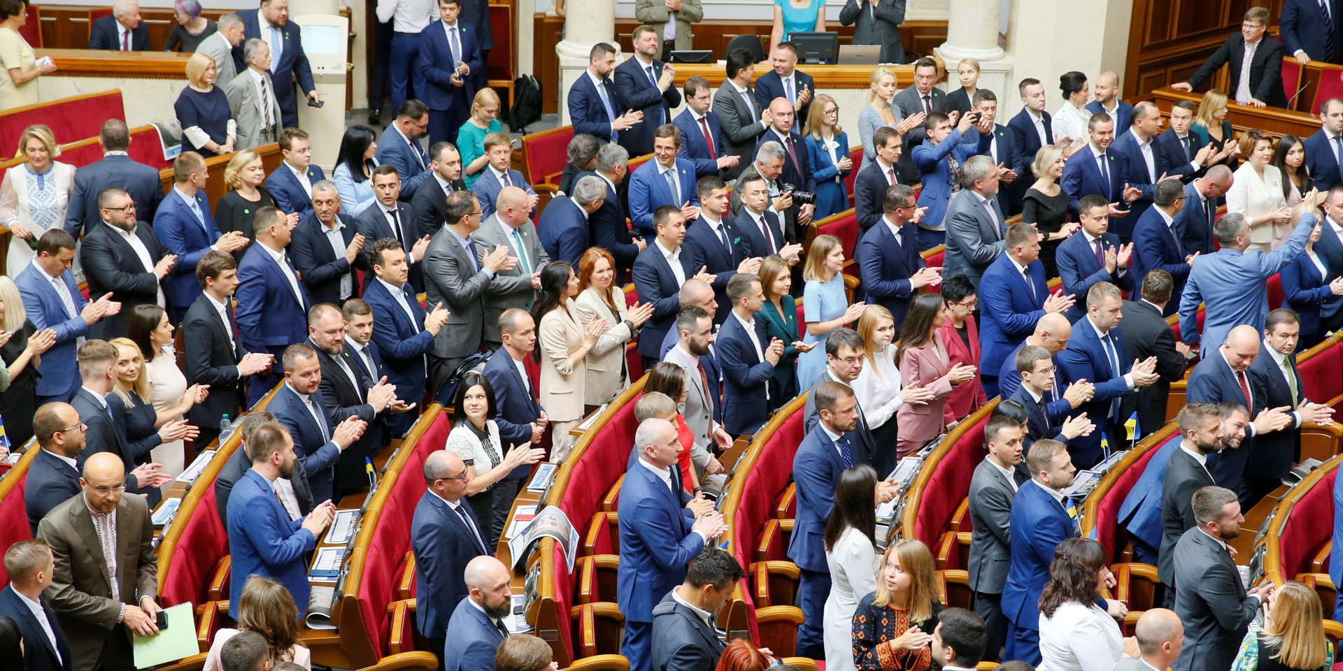 Нові нардепи подякували парламентаріям восьмого скликання оплесками (Фото: REUTERS / Gleb Garanich)