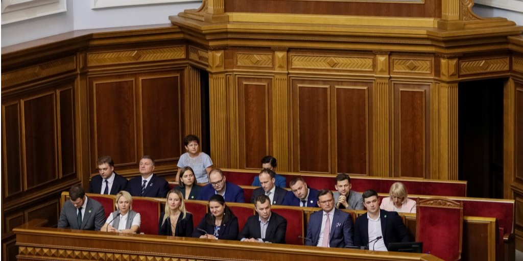 Члены Кабмина покинули правительственную ложу (Фото: REUTERS/Gleb Garanich)