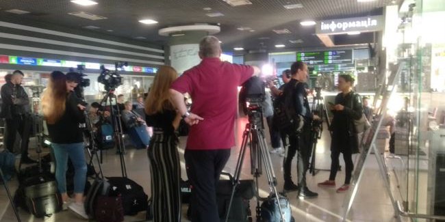 Журналисты в аэропорту Жуляны ждут прибытия рейса с украинцами (Фото: Крым. Реалии)