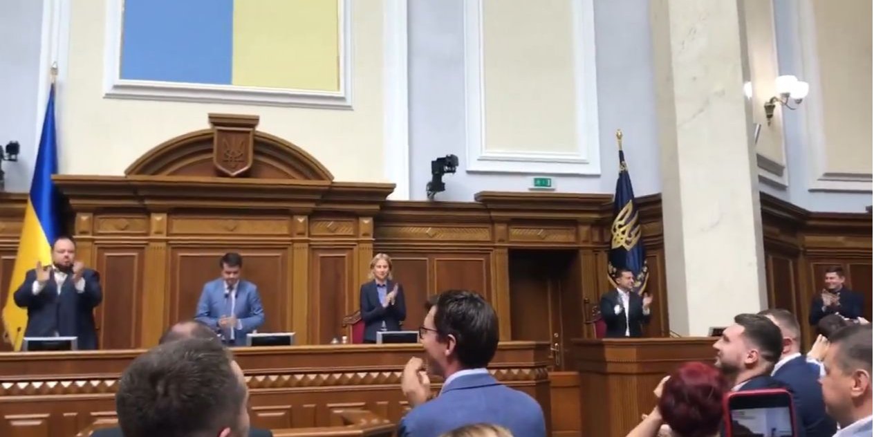 Аплодуючи собі, нардепи вигукували «Браво!» та «Ура!» (Фото: Скріншот з відео Галини Янченко / Facebook)