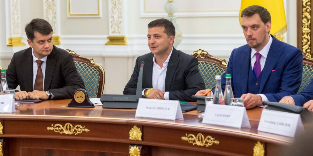 Новый спикер Дмитрий Разумков, президент Владимир Зеленский и новоназначенный премьер Алексей Гончарук (Фото: Пресс-служба ОП)