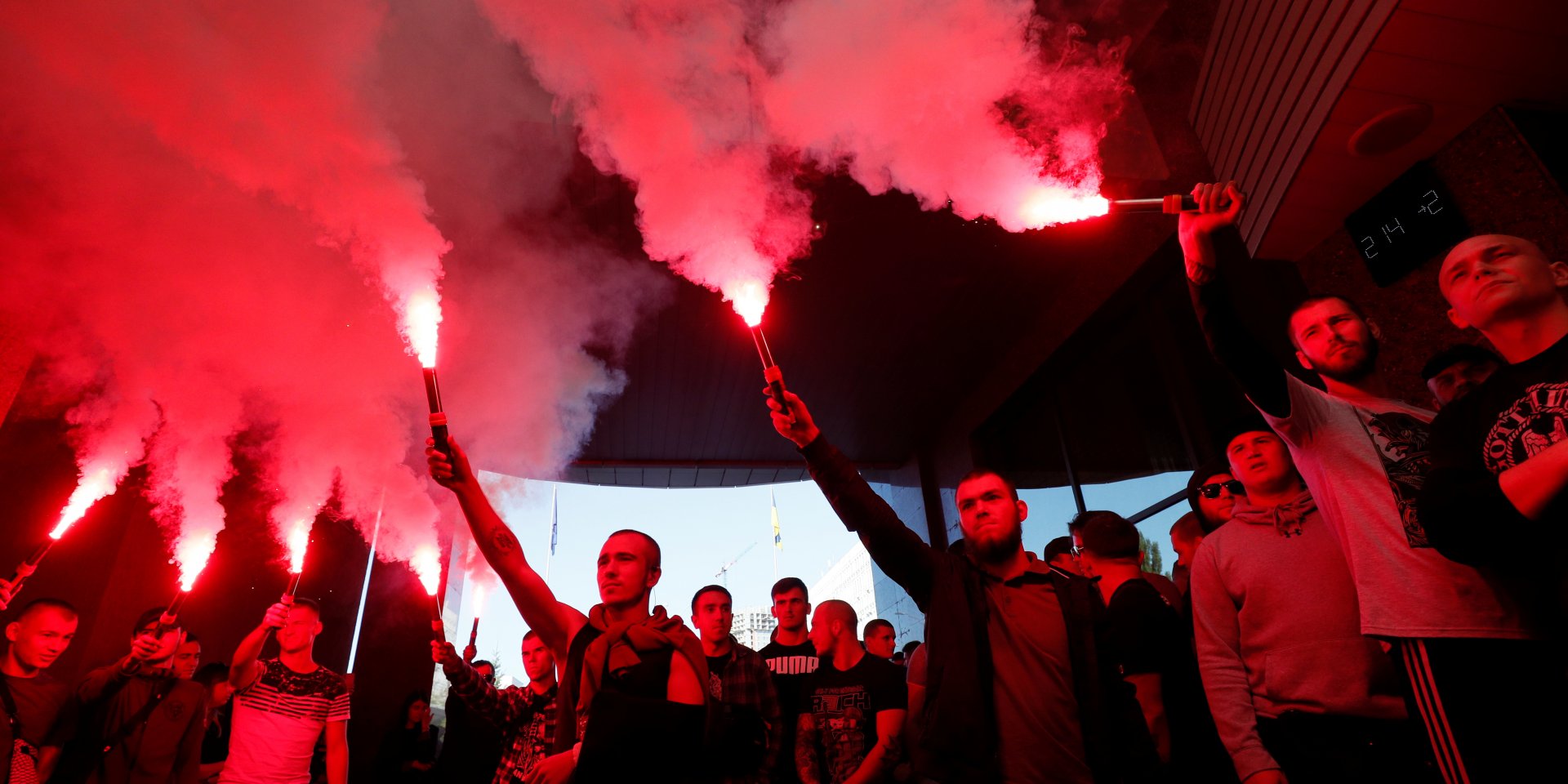 Активисты Нацкорпуса устроили акцию под Апелляционным судом Киева (Фото: REUTERS/Gleb Garanich)