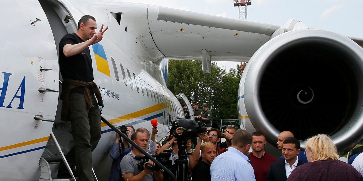 Український режисер Олег Сенцов виходить з літака по поверненню в Україну (Фото: REUTERS/Gleb Garanich)