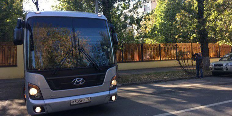 Автобуси, де можуть бути українці, уже в російському аеропорту Внуково (Фото: Громадське)