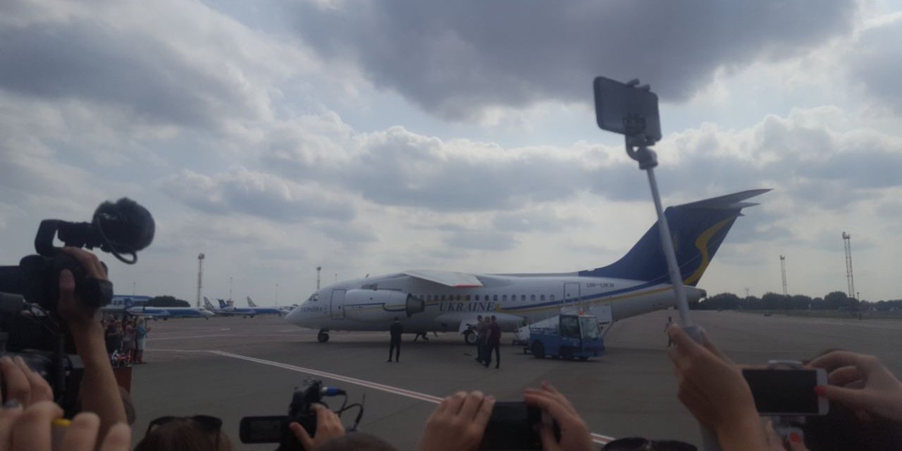 Самолет с украинцами (Фото: НВ/Кристина Бердинских)