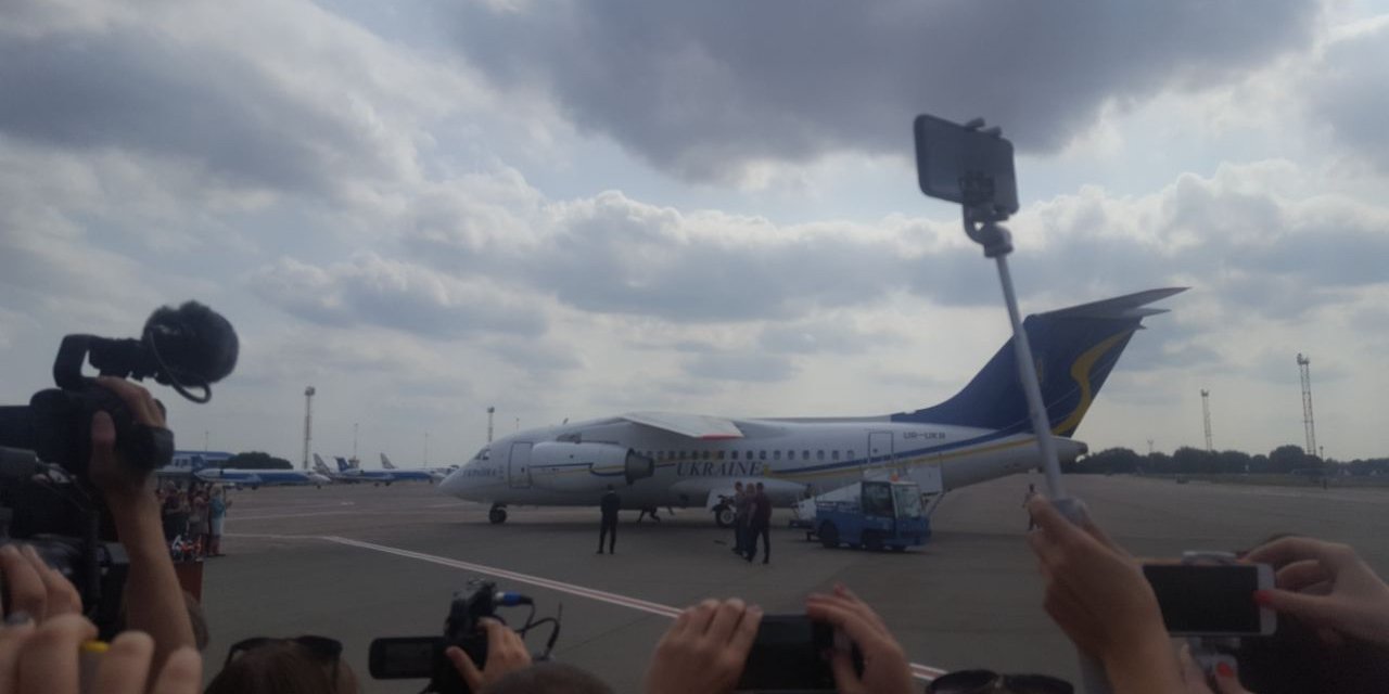 Літак з українцями (Фото: НВ/Кристина Бердинских)