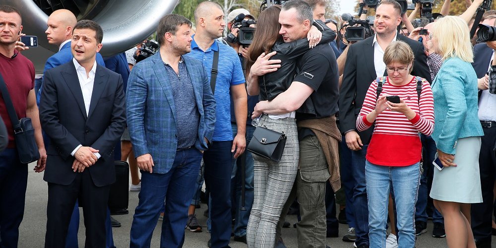 Зеленский назвал освобожденных украинцев героями (Фото: Gleb Garanich/Reuters)