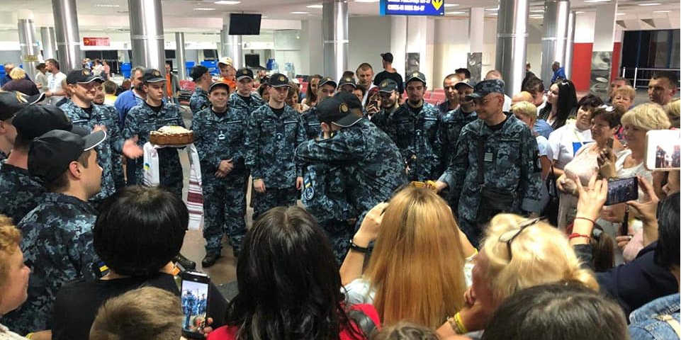 Затем военных повезли на медицинский осмотр (Фото: ВМС ВСУ/Facebооk)