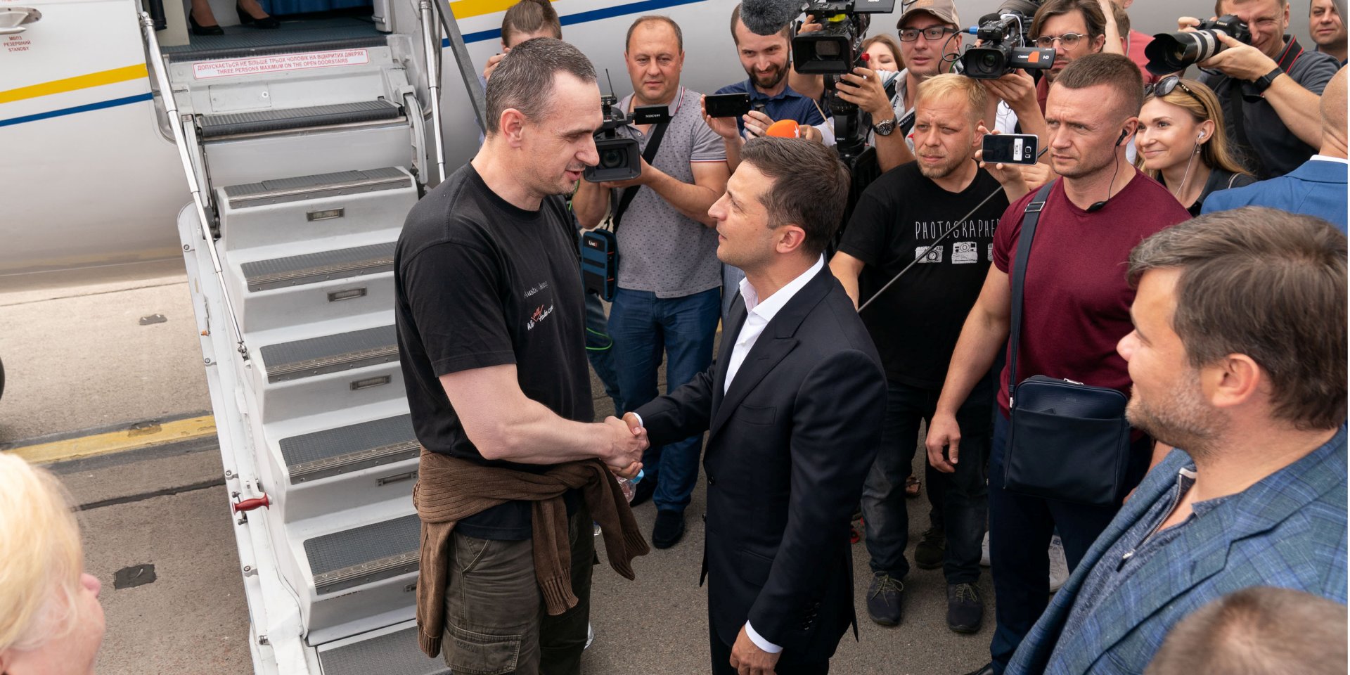 Олег Сенцов і Володимир Зеленський (Фото: Ukrainian Presidential Press Service/Handout via REUTERS)