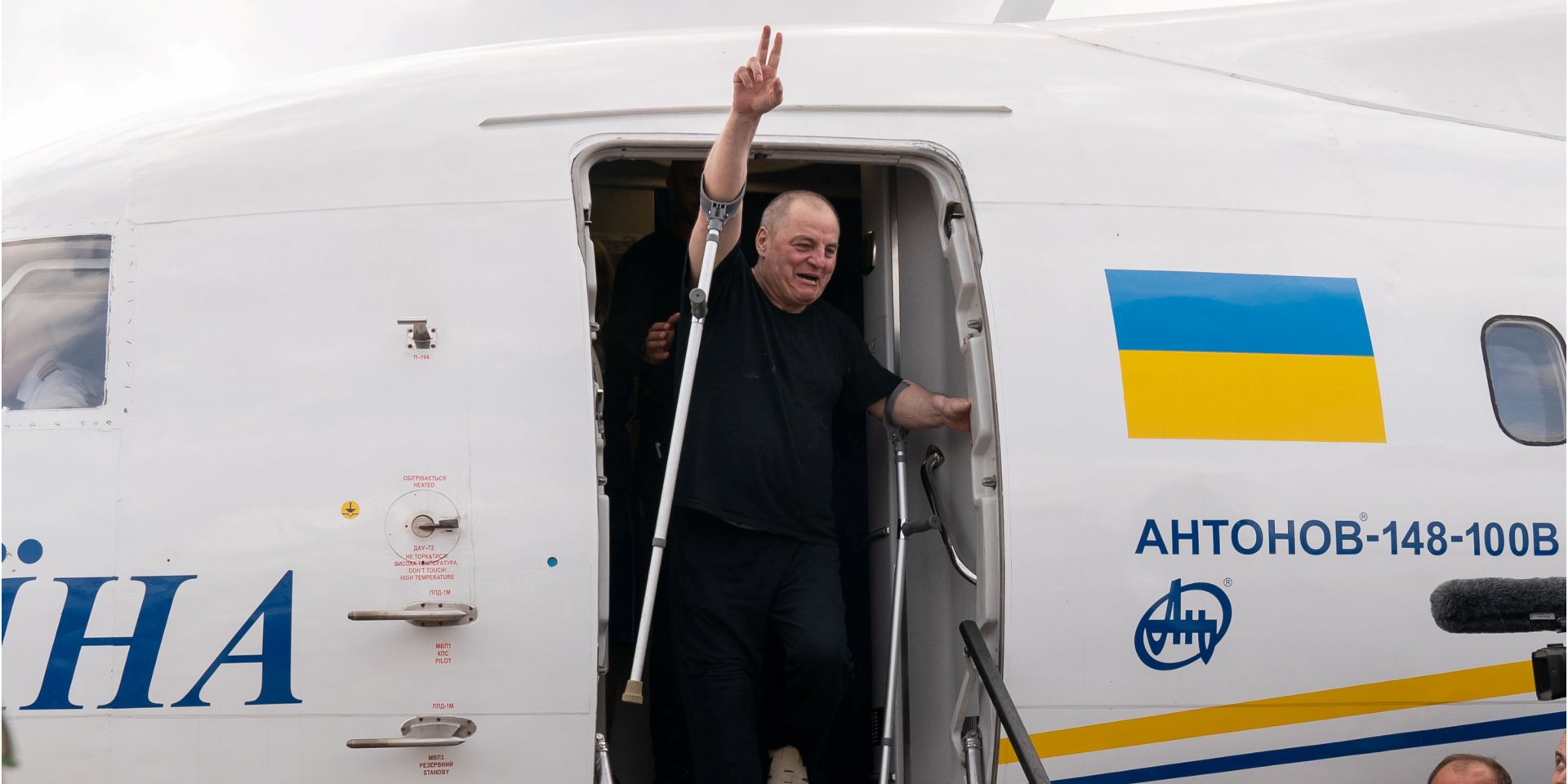 Эдем Бекиров выходит из самолета, доставившего украинцев в Киев (Фото: Ukrainian Presidential Press Service/Handout via REUTERS)