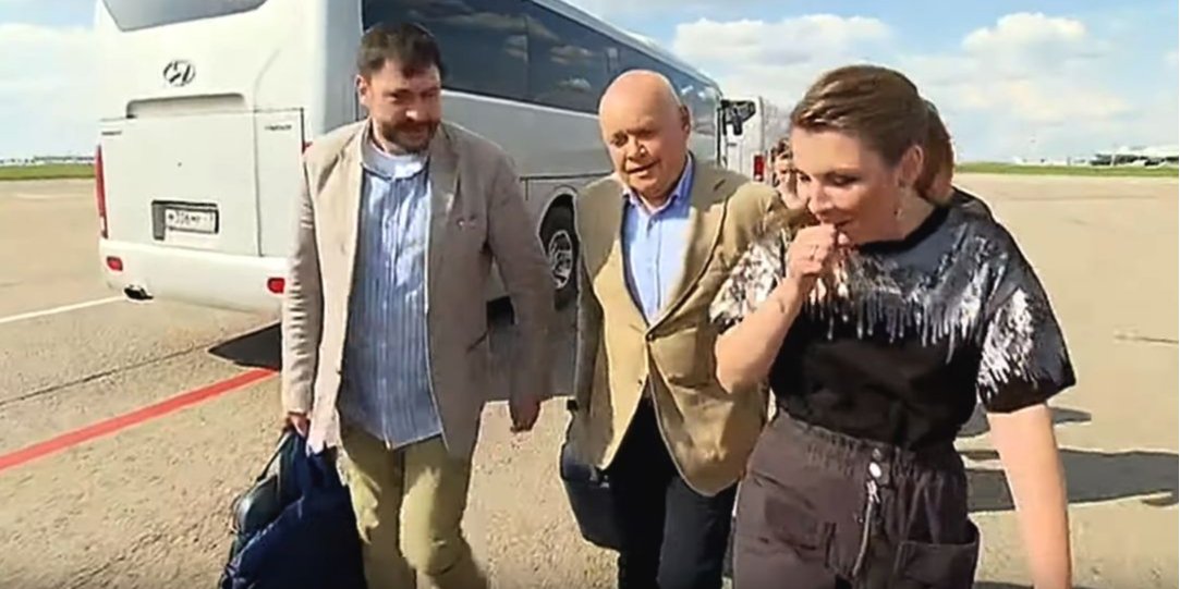 Россиян и прокремлевских сепаратистов в Москве встречали силовики и пропагандисты (Фото: Скриншот с видео Комсомольская Правда/YouTube)