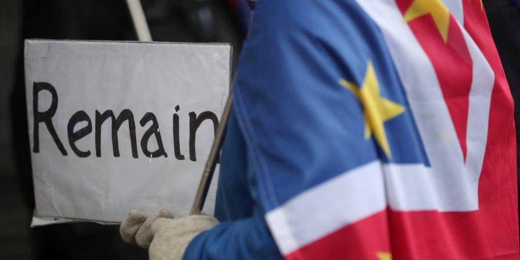 Акция протеста против Brexit под зданием парламента в Лондоне (Фото: REUTERS/Hannah McKay)