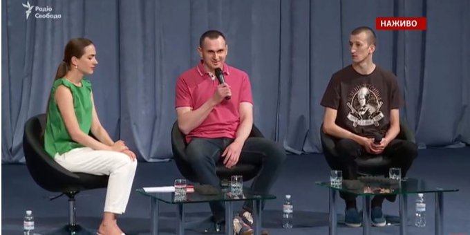 Сенцов и Кольченко дают первую после освобождения пресс-конференцию (Фото: Скриншот с видео Радио Свобода/YouTube)