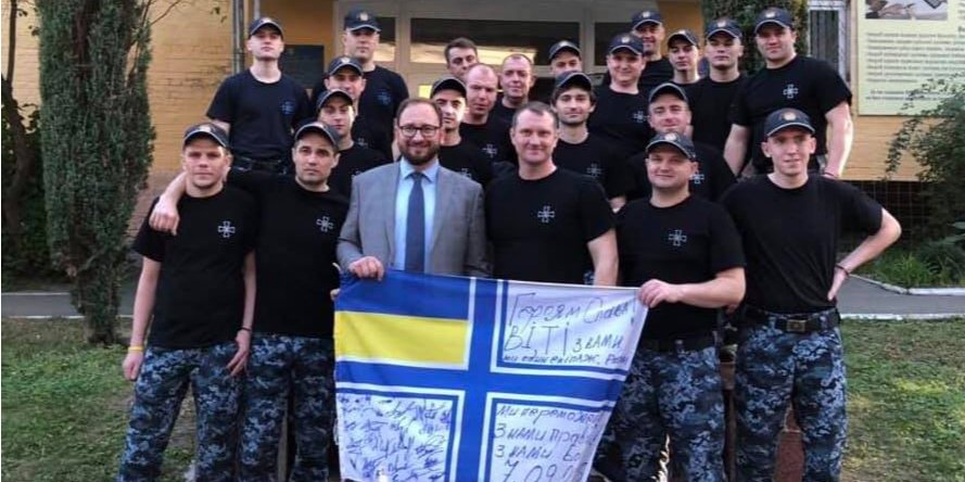 Українські моряки передали гроші на підтримку Костянтина Котова (Фото: Микола Полозов)